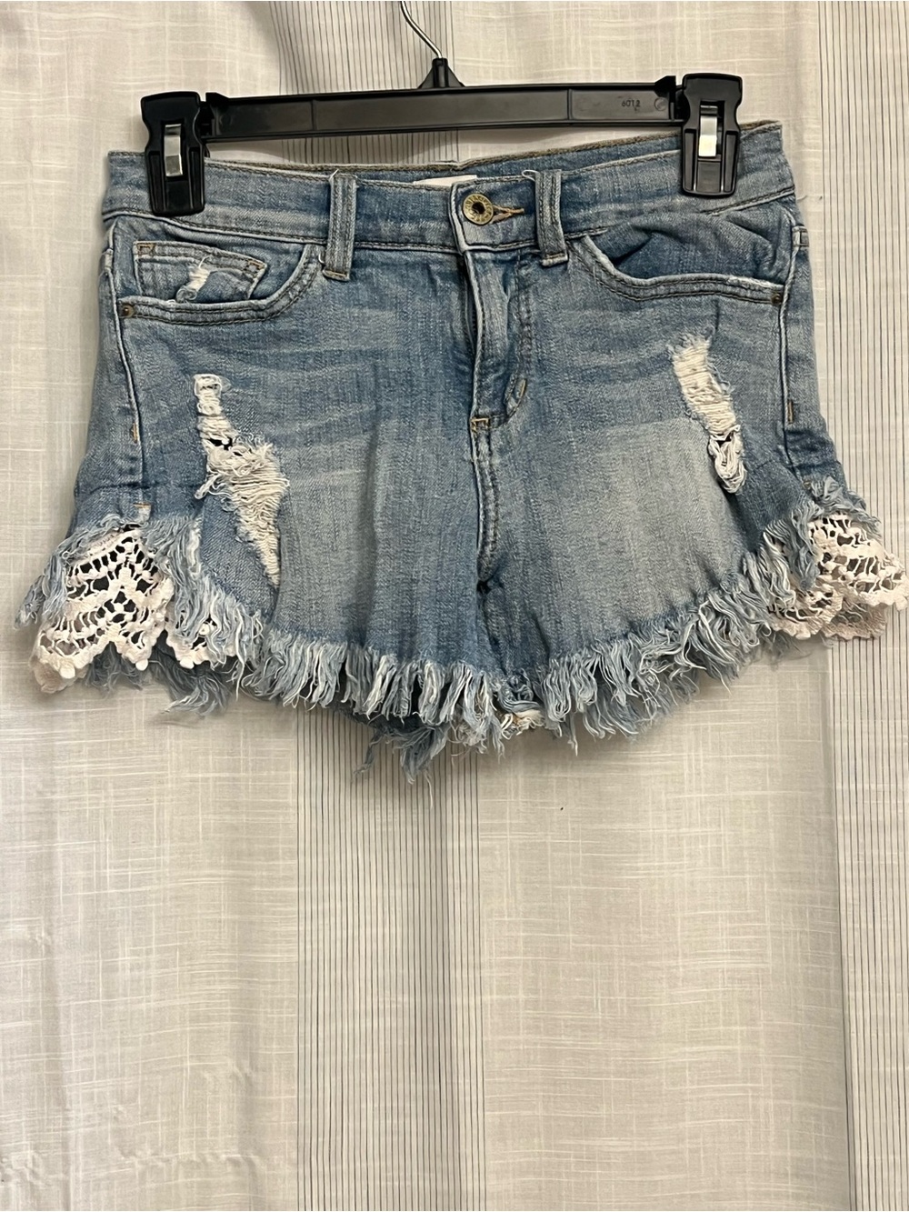 SUPER flattering & cute Y2K denim shorts with lace edges and distressed details